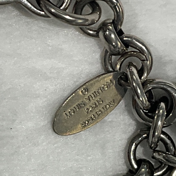 Louis Vuitton Fleur d'Epi bag charm in red with silver-tone hardware - Picture 7 of 9